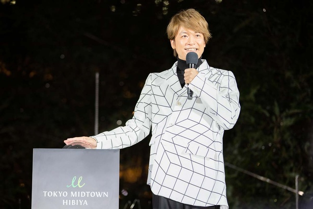 点灯ボタンに手をかける香取慎吾