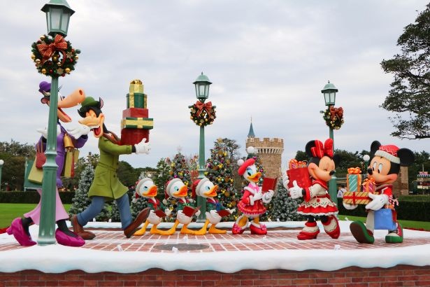 “クリスマス当日の街角の様子”を表現