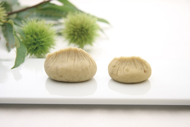 「栗きんとん」(右)(6個1500円)と｢ 栗きんとんダブル｣(左)(1個480円)は、少量の砂糖だけで作ることにより、栗の風味を存分に引き出している/「恵那寿や 観音寺店」