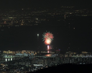 西宮花火大会が24年ぶりに復活「西宮の街の灯りが震災前にもどり、そこに大輪の華を咲かせた」