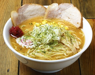 甘辛さが絶妙な“辛味噌”にハマる！ 山形名物の赤湯ラーメンを福島で「六文銭」　