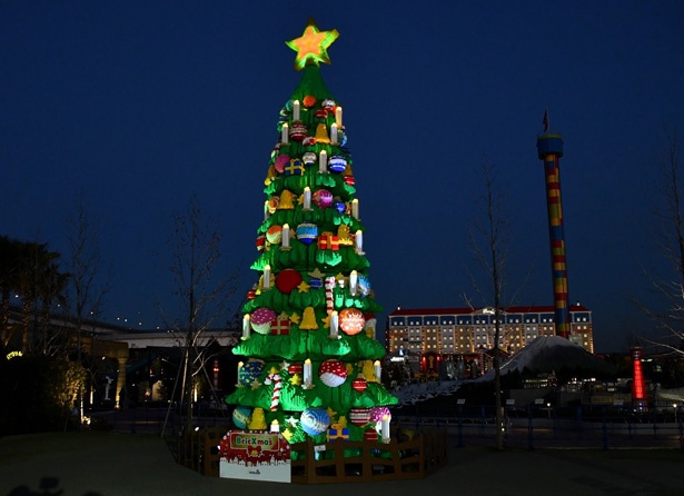 【写真を見る】「クリスマス・ビレッジ」内に世界最大級の「レゴクリスマスツリー」が登場！