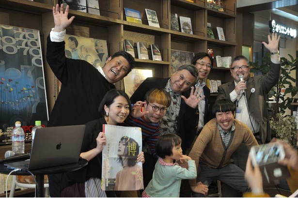 登壇者全員で記念撮影。前列左、株式会社BYTHREEの栗原さんが手にしているのがフリーペーパー「はじめて万博」。11月21日から開催される「はじめて万博展」で入手できる
