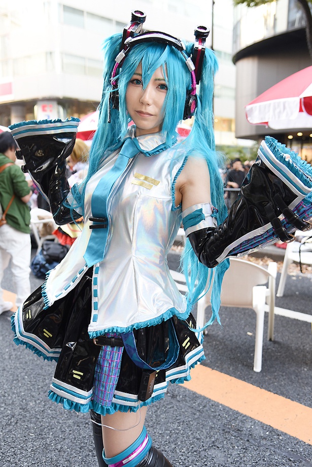 ボーカロイドの初音ミクに扮する りょー76さん