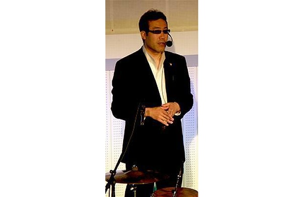 異例のブレイク！爆笑プラネタリウム解説者“星のお兄さん”って？