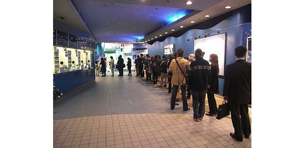 開場前の行列。さすがカリスマプラネタリウム解説者