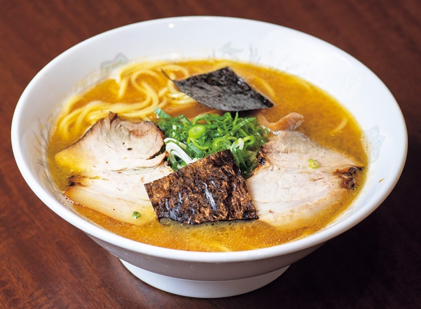 中華そば(580円)は、鶏ガラを強火で炊いた濃厚さのある鶏白湯スープが特徴/みその橋サカイ