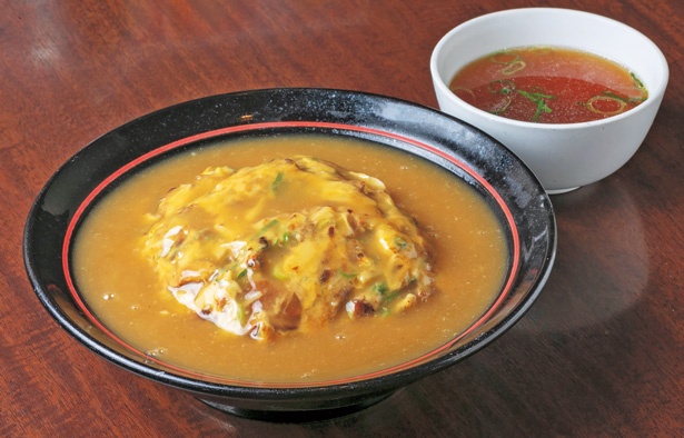 天津飯(スープ付き、670円)。スープを口に入れると、使っていないのに白味噌のようなコクと味わいが広がる/みその橋サカイ