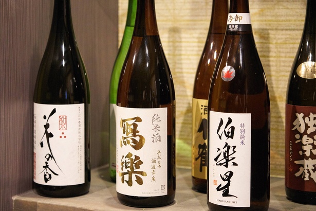 酒は日本各地から厳選した日本酒とワインの2本柱。コース以外でも注文OKの飲み放題(1500円)、プレミアム飲み放題(2000円)プランもある