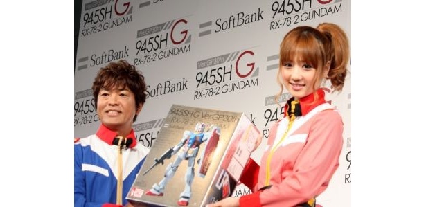 『機動戦士ガンダム』のアムロ・レイ役で声優として活躍している古谷徹さん(左)もゲストとして登壇