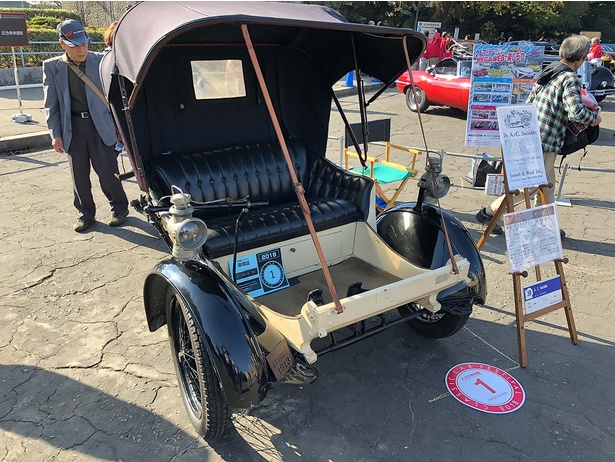 【写真を見る】1913年式ACソサイアブル。シャーシは木製でリアに空冷1気筒エンジンを搭載した3輪車だ