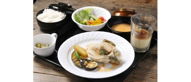 地元食材満載の島キッチンセット(1500円)