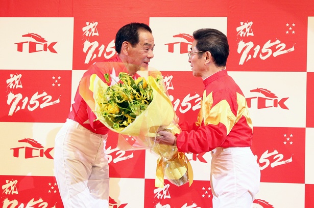 駆けつけた前地方競馬通算最多勝利記録保持者・佐々木竹見元騎手から花束贈呈を受ける的場。オールドファンにはたまらない光景だ
