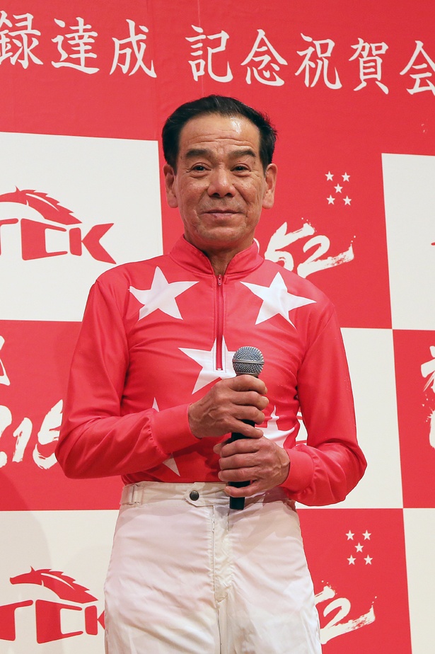 いったん退席し、スーツ姿からおなじみの勝負服に着替えて再登場した的場