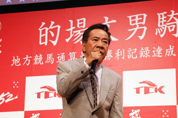 的場のリクエストに応え、「さざんかの宿」を熱唱する大川