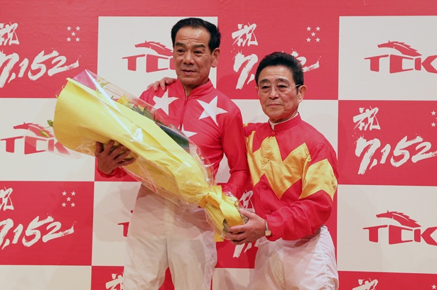 新旧の地方競馬通算最多勝利記録を保持する的場と佐々木の貴重なツーショット