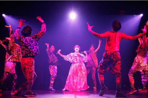 「祇園小唄」をアレンジしたオープニング「京都より愛をこめて」は現代風のアレンジにアクロバティックなダンスが繰り広げられる