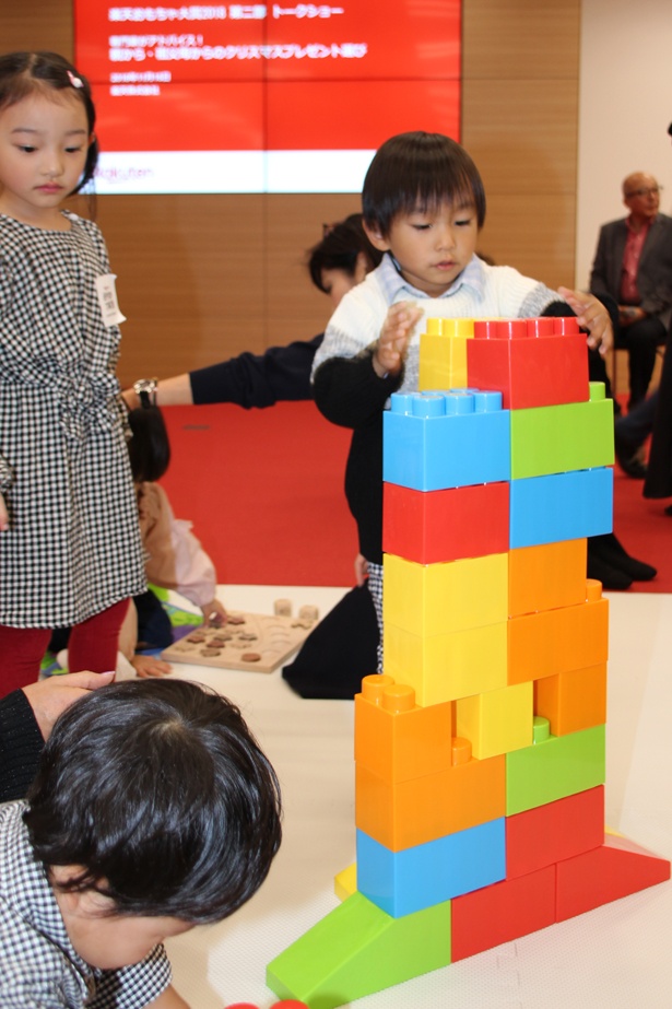 「おもちゃブロック」はスケールの大きな作品を作ることもできる