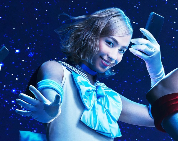 セーラーマーキュリーに扮したりゅうちぇる