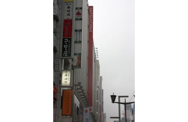 銀座の街の中でもひと際目立つ三越