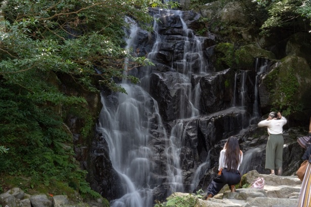 糸島の人気スポットとして古くから親しまれる「白糸の滝」