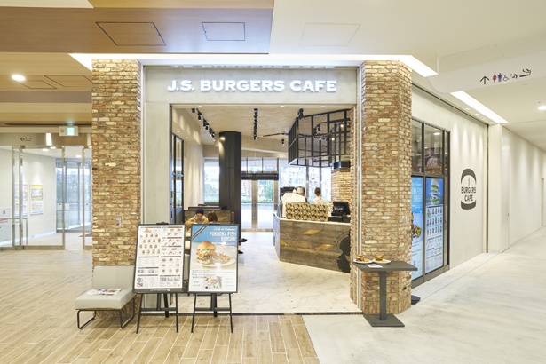 [J.S.BURGERS CAFE MARK IS 福岡ももち店]ボリューム満点のハンバーガーで人気を博す