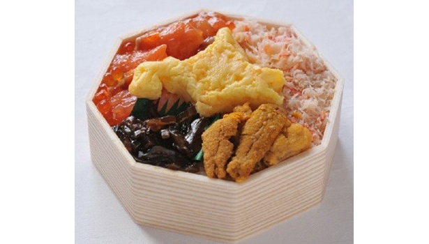 “北の味覚満載”超豪華弁当が1050円均一に！　蒸しウニやズワイガニのほぐしなどがギッシリ詰まった石狩鮨本舗の「北海彩弁当」(各日50個限定)