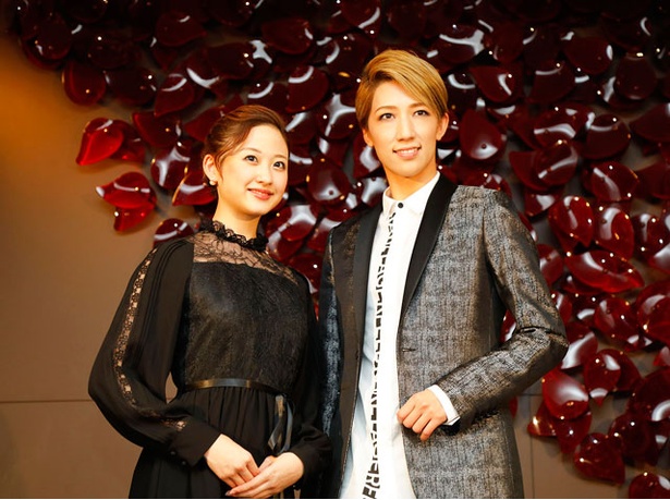 地元・九州での凱旋公演となる今公演への思いを語る、熊本出身の宙組トップスターの真風涼帆(写真右)と、トップ娘役の星風まどか(写真左)