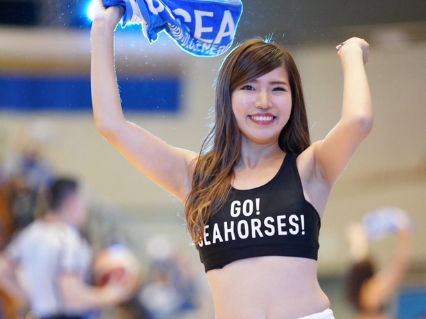 SHAKE HIP！に合わせてタオルを元気に回すALISA