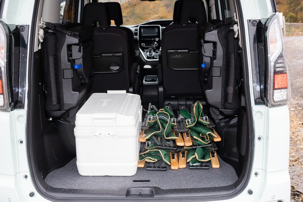 3列目シートを横にたためば、クーラーボックスをはじめとして大型の荷物も積載できる