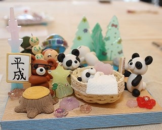 平成の象徴は“スマホ”!?「おもちゃで作るハンドメイド作品展」開催