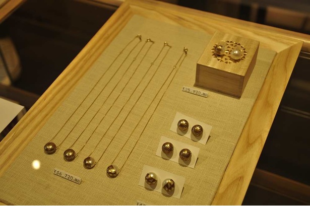 蒔絵の技法を使ったアクセサリー。伝統工芸の技法がアクセサリーとしては逆に斬新だ