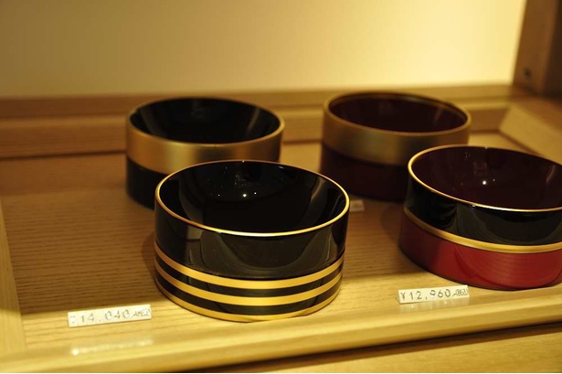 漆塗りと蒔絵で仕立てた杯。酒器に写る逆さの月をコンセプトに造られた