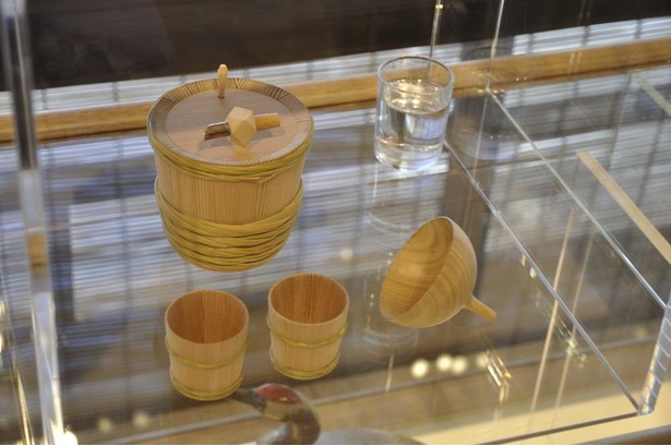 木で作られた酒器。日本酒を入れると、木の香りが移り風味を増す