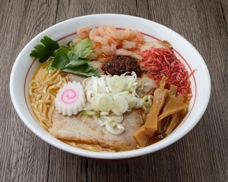 濃厚エビ尽くしがオープン直後から話題！「ラーメン万琉 花や支店」