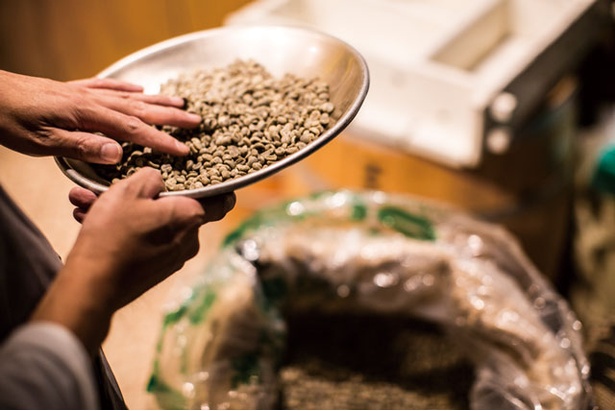 ハンドピックは生豆の時点はもちろん、焼いたあとも行う。同店のコーヒー豆は見た目にも美しい