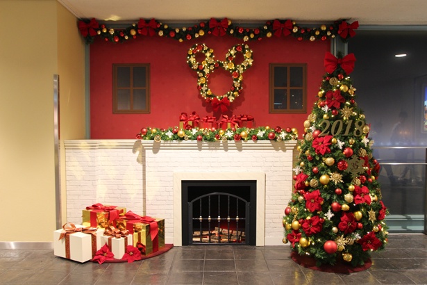 ディズニーリゾートラインの駅「ベイサイド・ステーション」にある、アットホームな部屋をイメージしたクリスマスのデコレーション