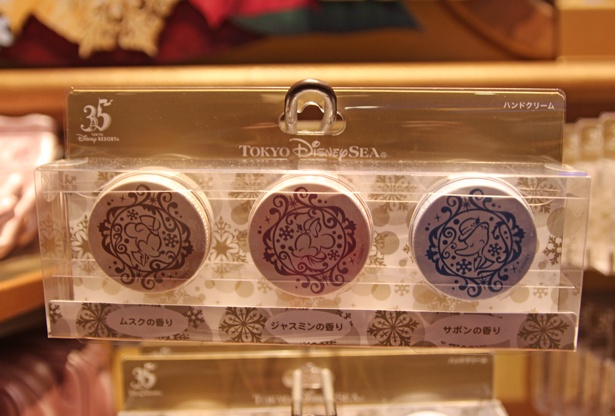 東京ディズニーシーで販売中の「ハンドクリームセット」(2100円)はプレゼントにもおすすめ。ムスクの香り、ジャスミンの香り、サボンの香りの3種類がセットに