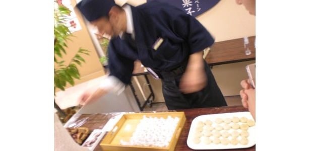 手早く目の前で栗きんとんを作っていく