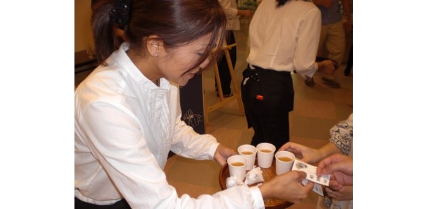 引き換えにお茶と出来立ての栗きんとんをいただく！