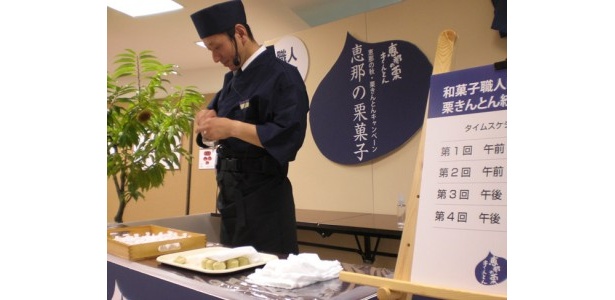 職人さんが栗きんとんの素材やしぼり方の説明をしてくれる