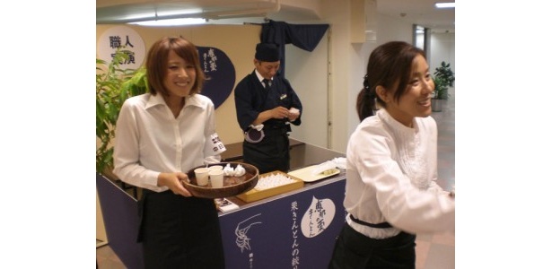 栗きんとん職人による説明やできたて試食の限定サービスが人気