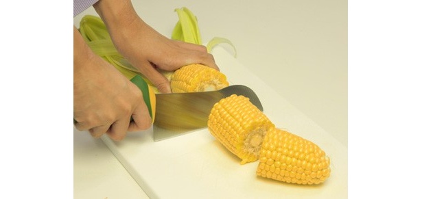 カボチャだけでなく、トウモロコシ、サツマイモ、レンコン、タケノコなどの硬い野菜を切るのにも便利。