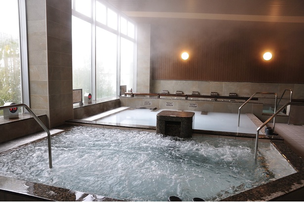 天然温泉の内風呂。不感の湯は、体温に近い温度でゆっくりと浸かれる。ジャグジーの泡のマッサージ効果で肩こりなども改善されそう