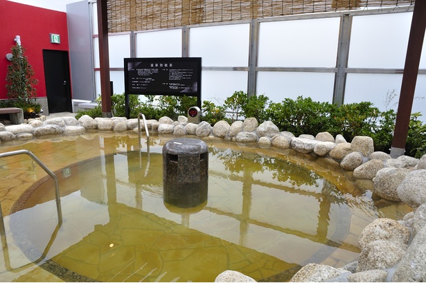 露天風呂の｢京美人の湯」。ナトリウム・カルシウム・塩化物温泉で、特に切り傷や冷え性などに効果があるそう