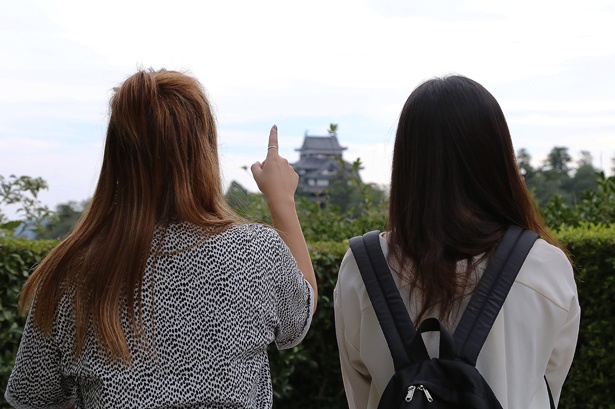 高台に位置する「明々庵」からは松江城を望むことができる