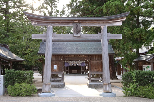 素戔嗚尊と稲田姫命が結婚式を挙げた場所とされ、古代結婚発祥の地といわれる「八重垣神社」