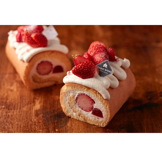 あまおうと、あまおうのピューレで作ったゼリー、コクのあるホイップクリームをふわふわに焼き上げたロール生地で包んだロールケーキ