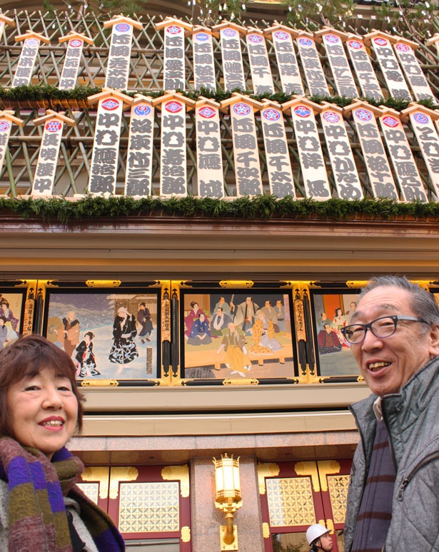 まねき看板を書きあげた書家・井上さん(写真右)と友人の太田さん(写真左)