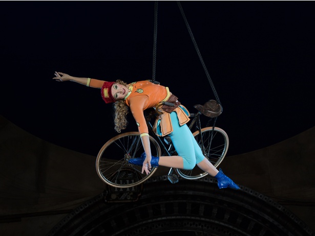 「エアリアル・バイシクル」。宙づりの自転車にまたがって、様々なポーズを披露してくれる